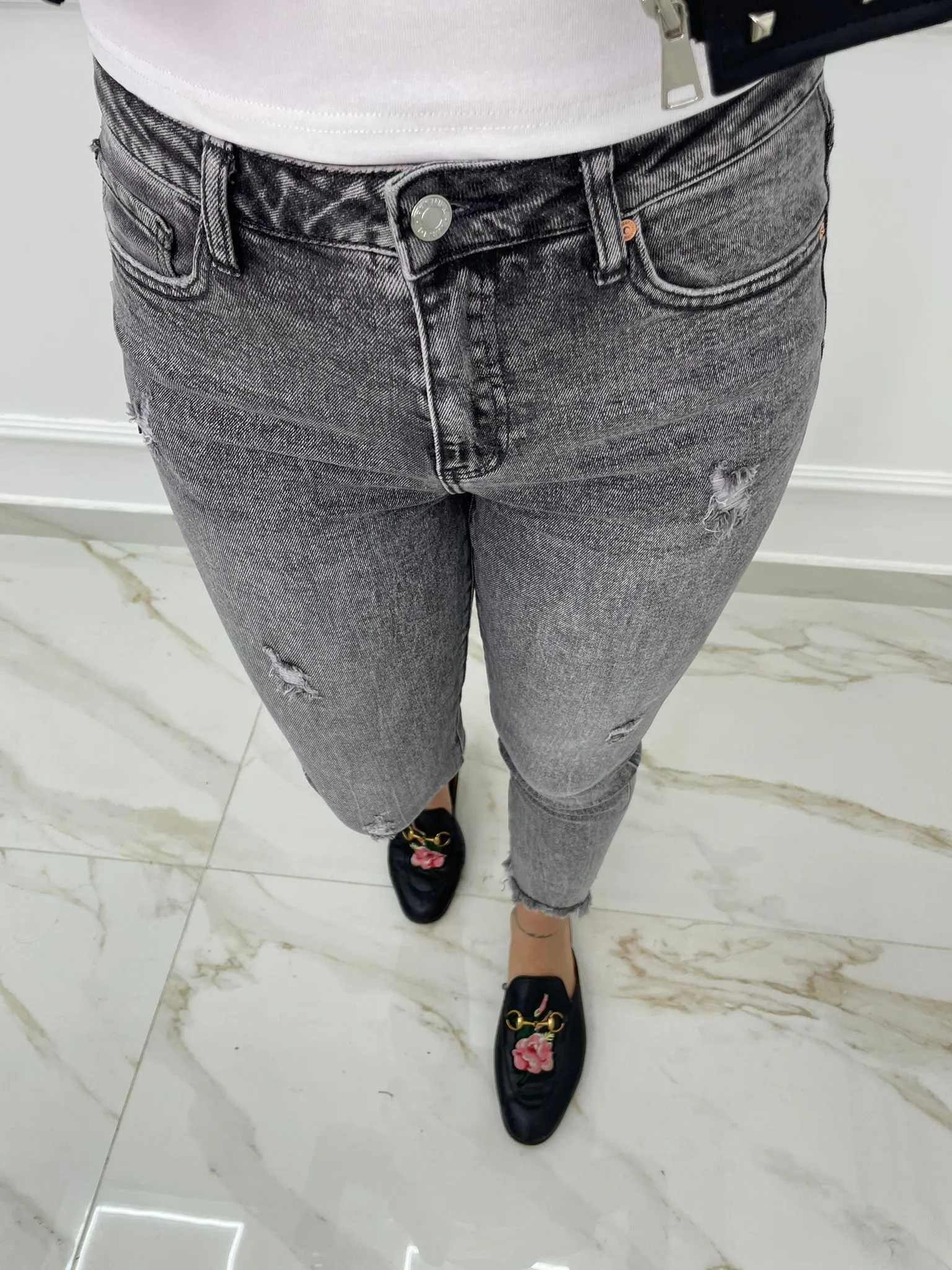 Jeans grigio sfumato sfrangiato alle caviglie