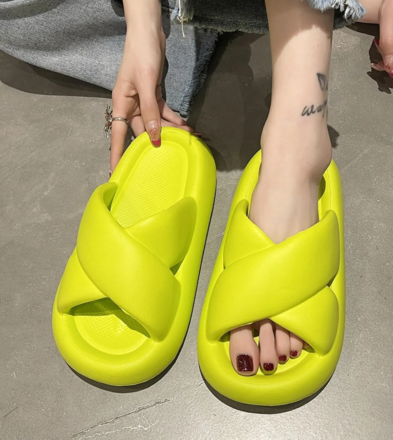 Pantofole con plateau spesso con cinturino incrociato alla moda Pantofole da spiaggia antiscivolo con plateau sandali da donna c
