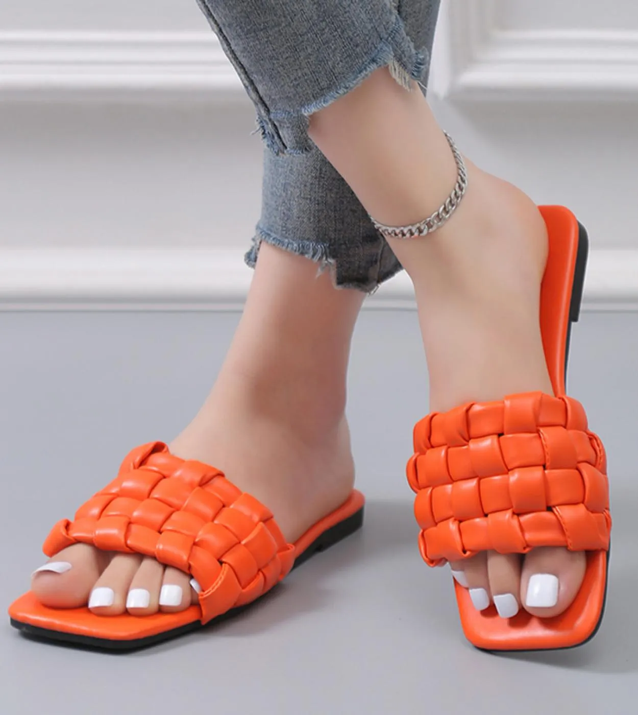 Pantofole da donna intrecciate in pelle PU Pantofole estive con punta quadrata Scarpe morbide Sandali da spiaggia Infradito orto